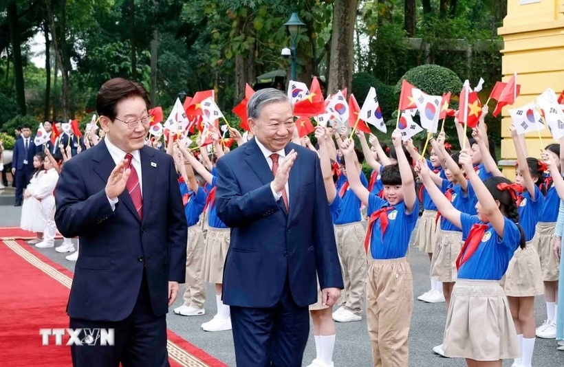 Tổng Bí thư, Chủ tịch nước Tô Lâm và Tổng thống Hàn Quốc Lee Jae Myung với thiếu nhi Thủ đô Hà Nội tại lễ đón - Ảnh: TTXVN