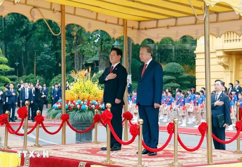Tổng Bí thư, Chủ tịch nước Tô Lâm và Tổng thống Hàn Quốc Lee Jae Myung nghe Quân nhạc cử Quốc thiều hai nước - Ảnh: TTXVN