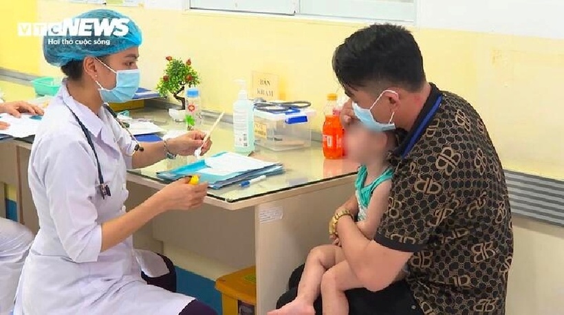 Nắng nóng gia tăng, bệnh nhi nhập viện tại TP.HCM tăng mạnh. Ảnh: VTC News.
