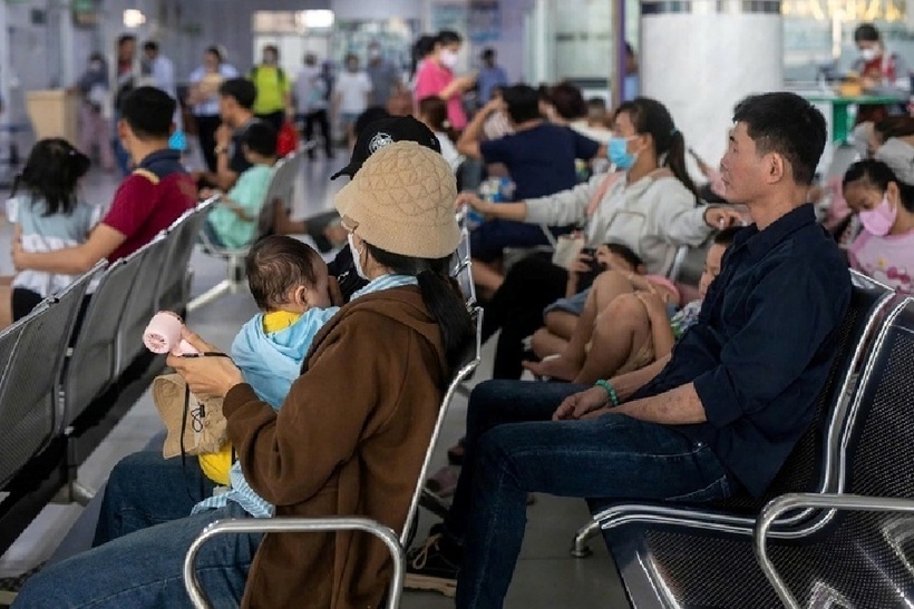 Thời tiết nóng ẩm là yếu tố thuận lợi cho vi khuẩn, virus phát triển, làm gia tăng nguy cơ mắc bệnh ở trẻ nhỏ. Ảnh: Báo Người lao động.