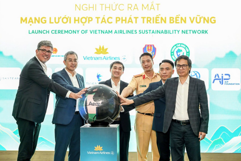 Các lãnh đạo thực hiện nghi thức chạm tay vào quả cầu, chính thức ra mắt “Liên minh Xanh – Phát triển bền vững”
