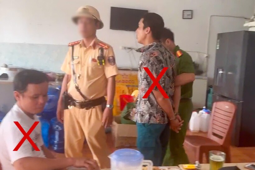 Các đối tượng liên quan bị bắt giữ (X) khi đang ăn nhậu tại một địa điểm tại xã Ứng Thiên.