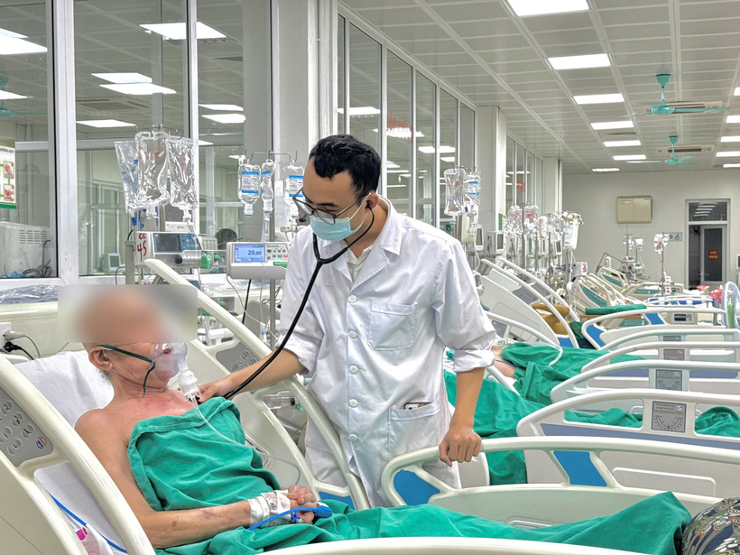 Nhiều ca suy hô hấp nguy kịch phải thở máy.