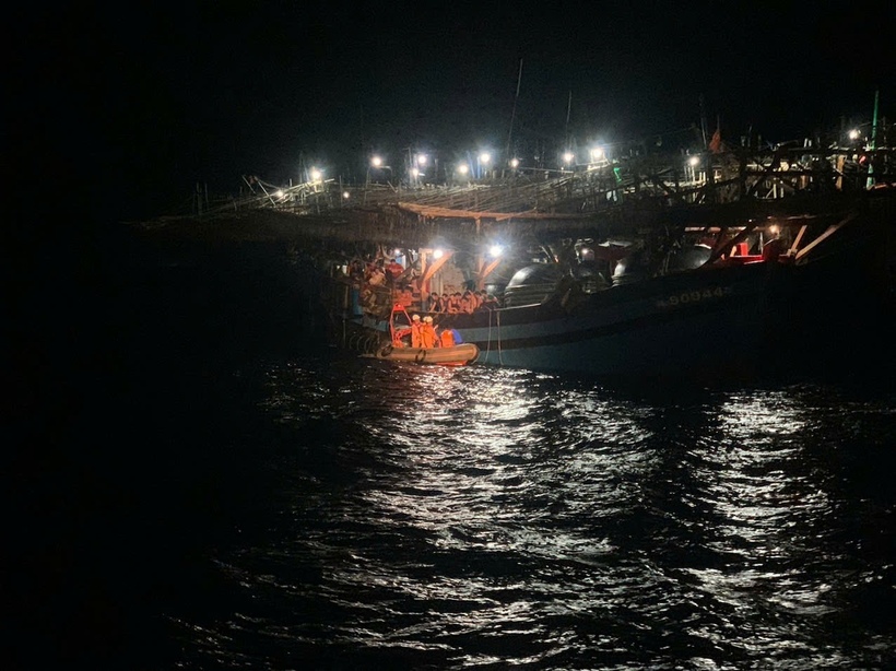 Lực lượng cứu nạn hàng hải tiếp cận tàu có thuyền viên gặp nạn