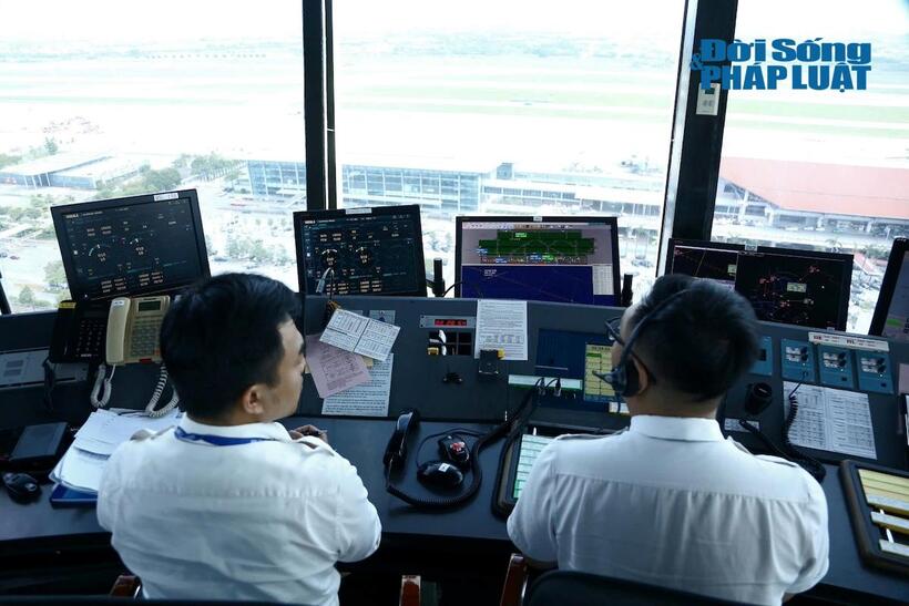 Kíp trực Kiểm soát viên không lưu điều hành bay tại sân bay Nội Bài