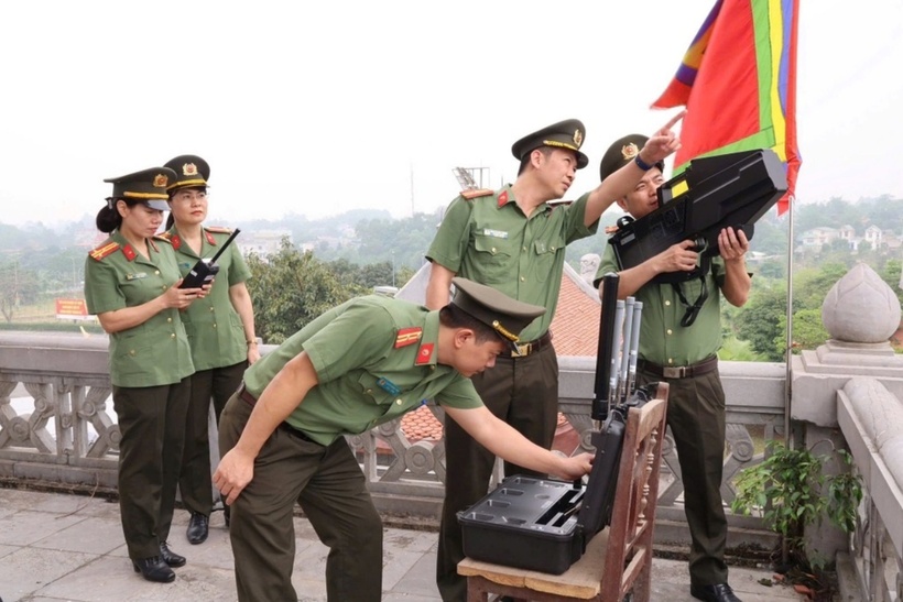 Lực lượng kỹ thuật nghiệp vụ Công an tỉnh Phú Thọ rà soát, kiểm tra trang thiết bị phục vụ đảm bảo an ninh, an toàn Lễ hội Đền Hùng. (Ảnh: Dân trí)