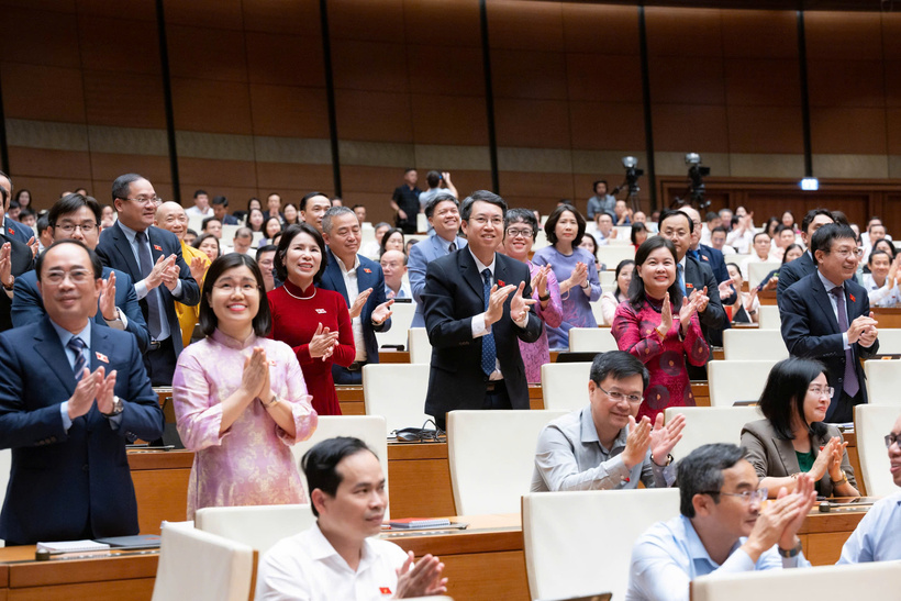 Đại biểu đoàn Thành phố Hà Nội chúc mừng Luật Thủ đô (sửa đổi) được thông qua (Ảnh: Media Quốc hội).