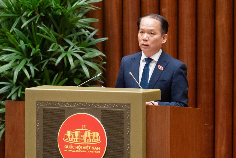 Bộ trưởng Bộ Tư pháp Hoàng Thanh Tùng đọc tờ trình (Ảnh: Media Quốc hội).