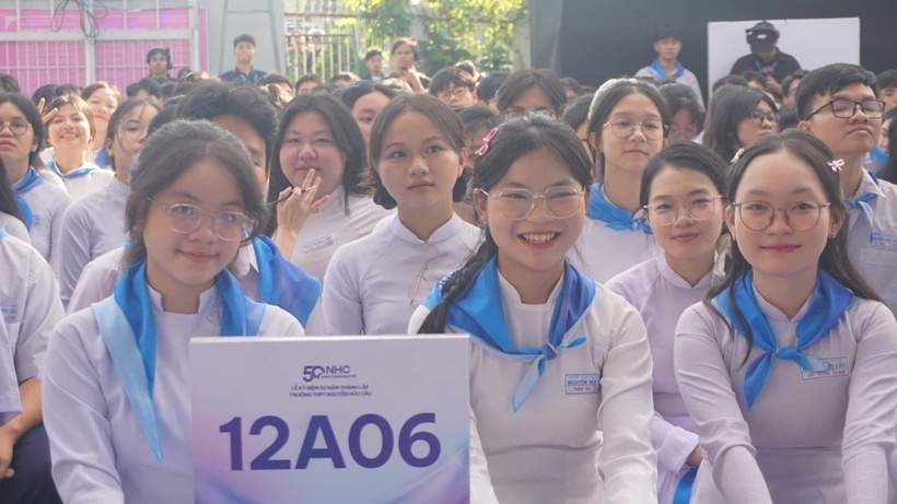 Học sinh lớp 12 Trường THPT Nguyễn Hữu Cầu, xã Bà Điểm trong lễ kỷ niệm thành lập trường. Ảnh: PLO