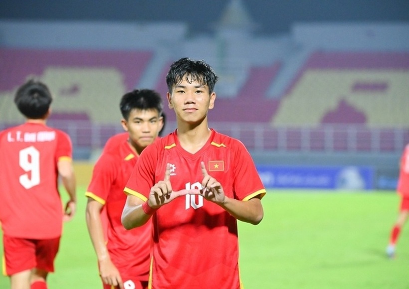 Kết quả ấn tượng này không chỉ đưa đoàn quân của HLV Cristiano Roland tiến sát ngôi vương mà còn nhận được "cơn mưa" lời khen từ báo chí khu vực. Ảnh: VTC News