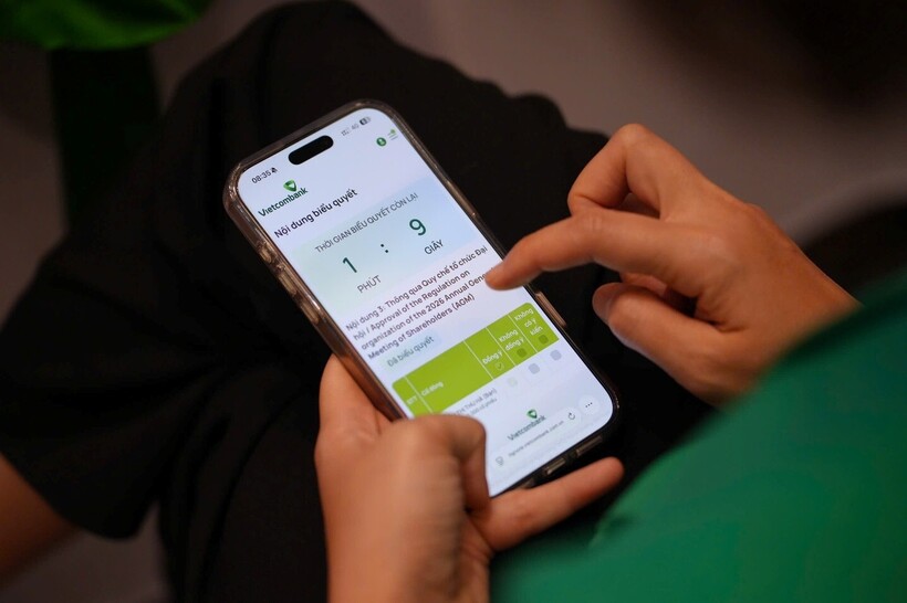 Cổ đông Vietcombank thực hiện biểu quyết và tra cứu thông tin Đại hội qua ứng dụng VCB DigiVote, đánh dấu bước chuyển đổi số trong công tác tổ chức ĐHĐCĐ.