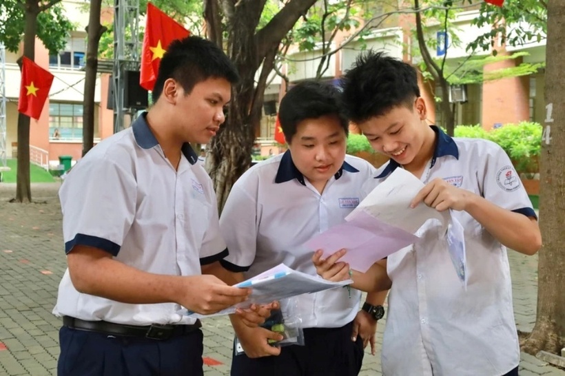 Thí sinh dự thi tuyển sinh vào lớp 10 đăng ký hoàn toàn qua hình thức trực tuyến trên cổng tuyển sinh do Sở GD&ĐT quy định. Ảnh: PLO.
