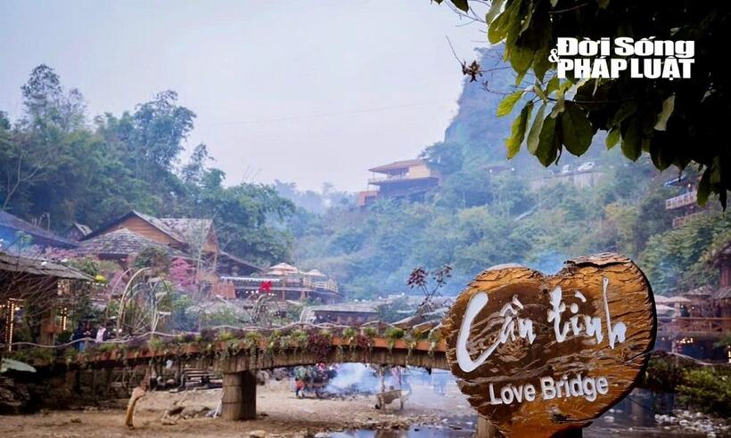 Cầu Tình Yêu tại bản Cát Cát (Sa Pa) nơi du khách tham quan và chụp ảnh.