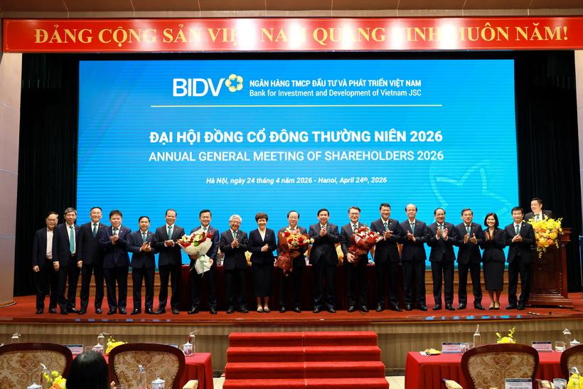 Hội đồng quản trị, Ban Kiểm soát BIDV nhiệm kỳ 2022 - 2027 tặng hoa chúc mừng các thành viên mới.
