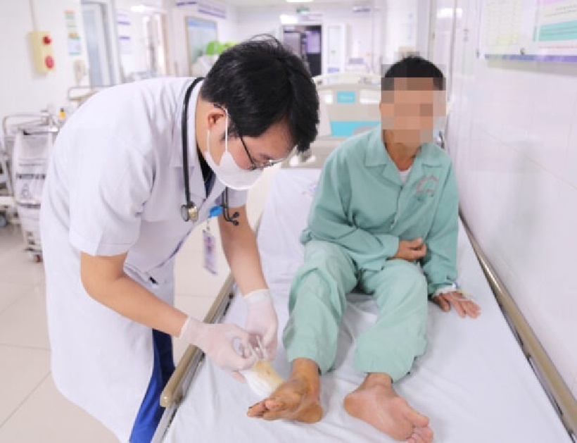 Tiêm 30 lọ huyết thanh cứu sống chủ trang trại bị rắn độc cắn - 1