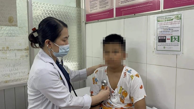 Bệnh nhi nghi ngộ độc trong vụ hơn 200 học sinh học sinh Trường Tiểu học Bình Quới Tây (TP.HCM) nghi ngộ độc thực phẩm xảy ra vào tháng 4/2026 được điều trị tại Bệnh viện Nhi đồng 2. Ảnh: BVCC.