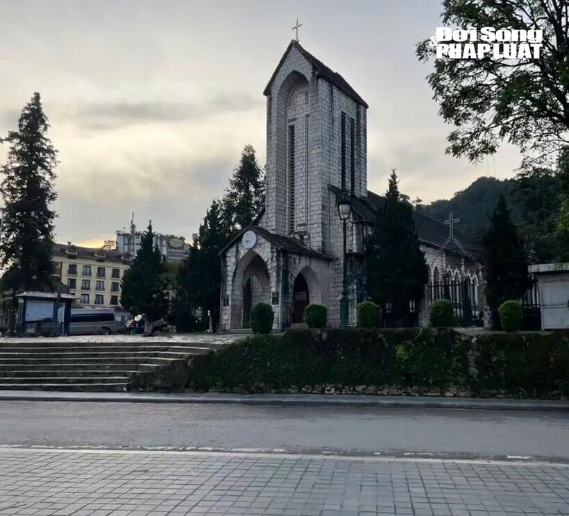 Một góc Nhà thờ Đá Sa Pa cổ kính giữa lòng phố núi.