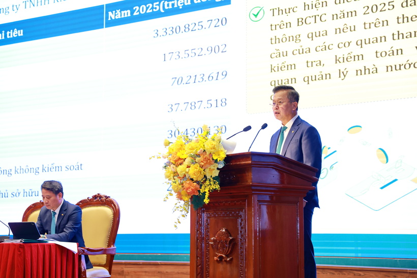 Ông Hoàng Việt Hùng - Phó Tổng Giám đốc BIDV - trình bày báo cáo tại Đại hội.