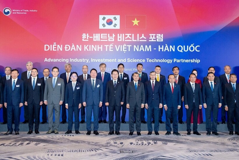 Thủ tướng Chính phủ Việt Nam Lê Minh Hưng và Tổng thống Hàn Quốc Lee Jae Myung chụp ảnh lưu niệm cùng đại diện lãnh đạo các tập đoàn, doanh nghiệp hai nước