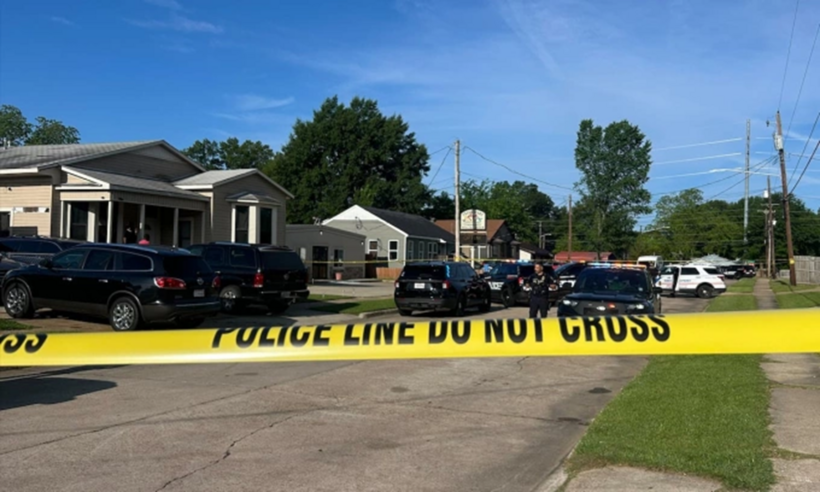Cảnh sát tại hiện trường một vụ xả súng ở thành phố Shreveport, bang Louisiana, Mỹ. Ảnh: KSLA