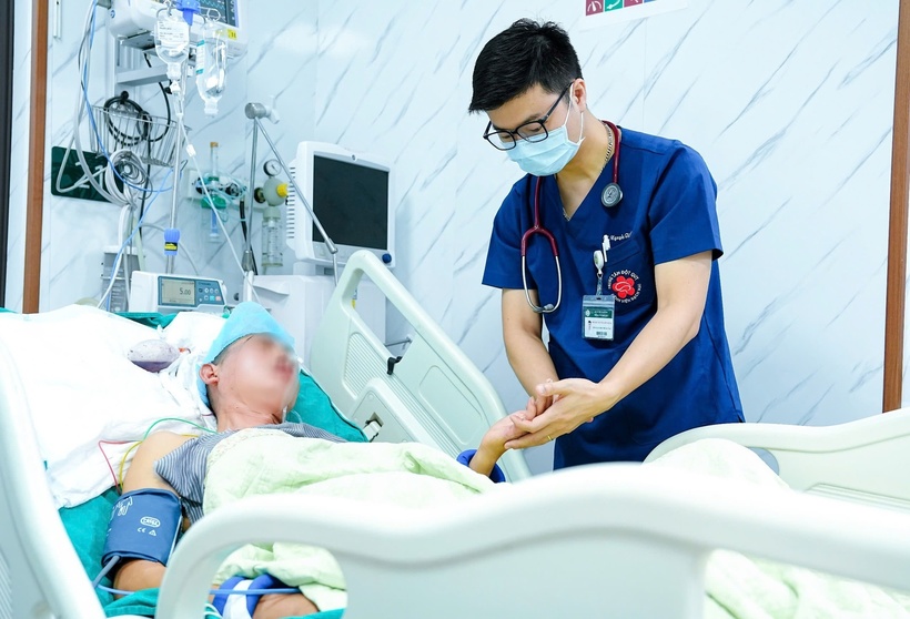 BSCKII. Nguyễn Tiến Dũng - Phó Giám đốc Trung tâm Đột quỵ thăm khám cho người bệnh điều trị tại Trung tâm.