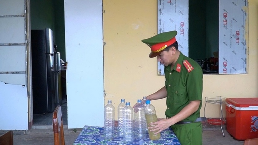 Lực lượng chức năng thu gom chai nhựa nghi chứa nước "Nậm thoong". Ảnh: Báo Người lao động.