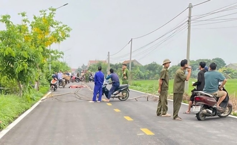 Công an xã Bình Minh có mặt tổ chức phong tỏa hiện trường. Ảnh: Báo Lao động.