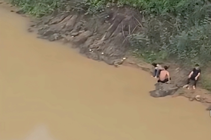 Hai em Huy và Tuấn Anh cứu nữ sinh L. vào bờ an toàn. (Ảnh: Dân trí)