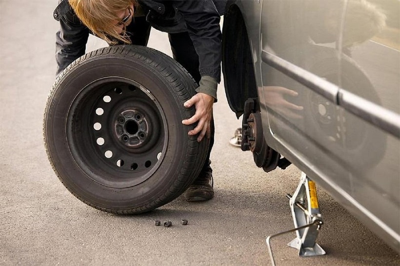 Việc thay lốp dự phòng không quá phức tạp, tuy nhiên cần thực hiện đúng cách để đảm bảo an toàn và tránh làm hư hỏng thêm cho xe.