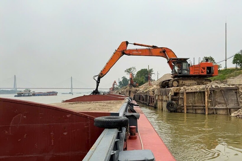 Hiện trường tại bến vật liệu thuộc thôn Bộ Đầu, xã Phú Xuyên.