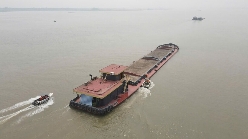 Cảnh sát đường thuỷ Hà Nội tuần tra kiểm soát trên sông Hồng.