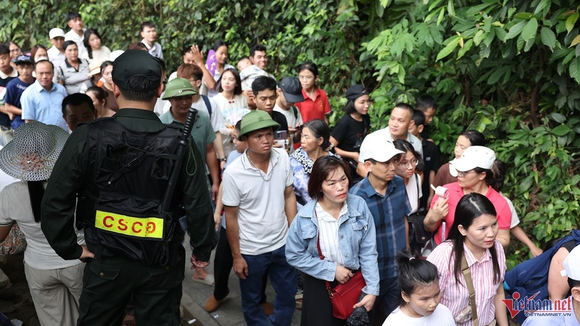 Lực lượng cảnh sát được bố trí tại nhiều vị trí để hỗ trợ người dân, du khách. Ảnh: VietNamNet
