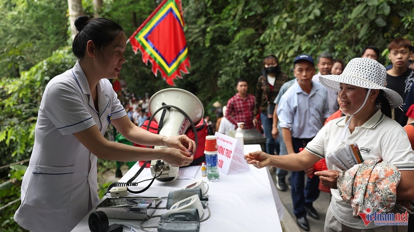 Các điểm hỗ trợ y tế được Ban tổ chức đặt tại nhiều vị trí trong suốt quá trình du khách di chuyển lên tới Đền Thượng. Ảnh: VietNamNet