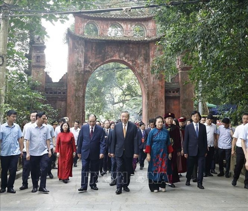 Tổng Bí thư, Chủ tịch nước Tô Lâm cùng các đồng chí lãnh đạo, nguyên lãnh đạo Đảng nhà nước khởi hành lên núi Nghĩa Lĩnh để dâng hương tưởng niệm các vua Hùng. Ảnh: Thống Nhất/TTXVN