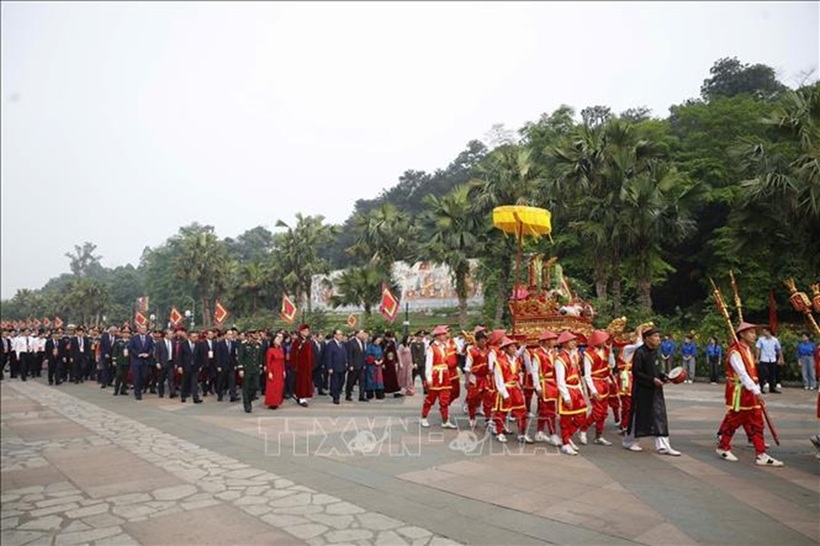 Tổng Bí thư, Chủ tịch nước Tô Lâm cùng các đồng chí lãnh đạo, nguyên lãnh đạo Đảng nhà nước khởi hành lên núi Nghĩa Lĩnh để dâng hương tưởng niệm các vua Hùng. Ảnh: Thống Nhất/TTXVN