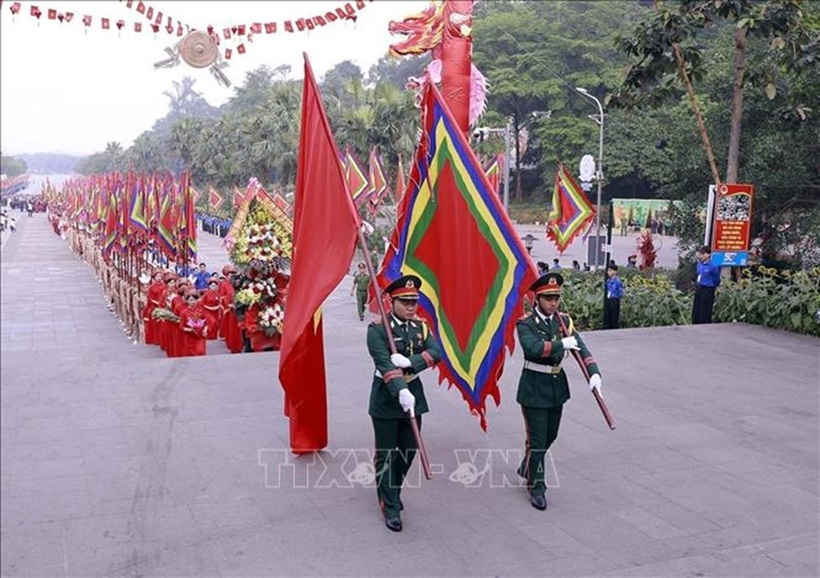 Đoàn nghi lễ khởi hành lên núi Nghĩa Lĩnh, nơi thờ tự các Vua Hùng. Ảnh: Hoàng Hùng/TTXVN