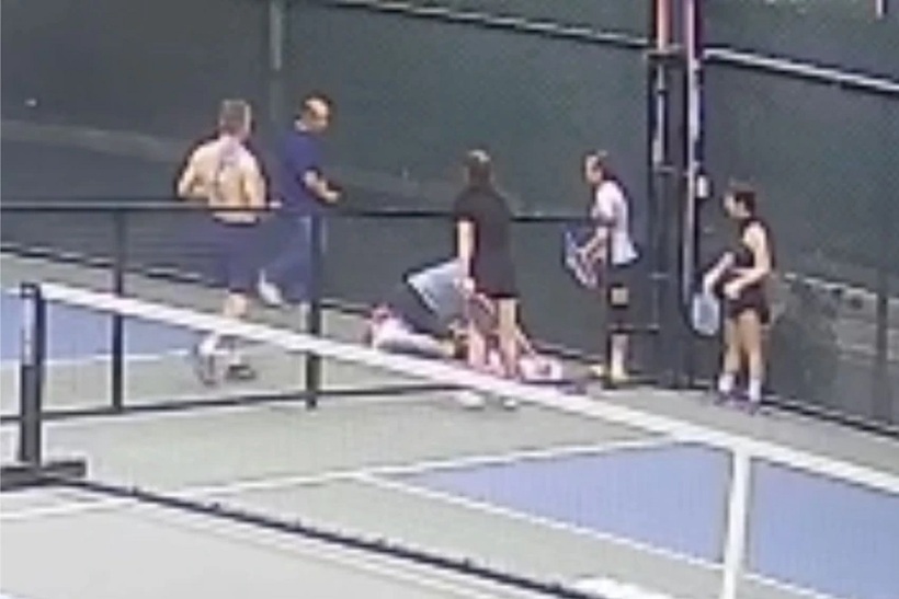 Bác sĩ Huy (áo xanh) chạy đến cứu người. Ảnh: PLO