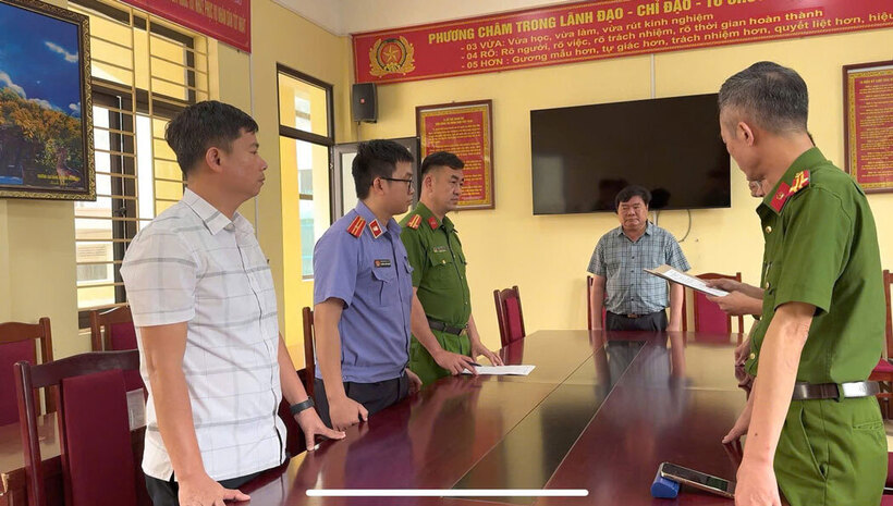 Thông báo Quyết định khởi tố bị can. Ảnh: CA Lào Cai