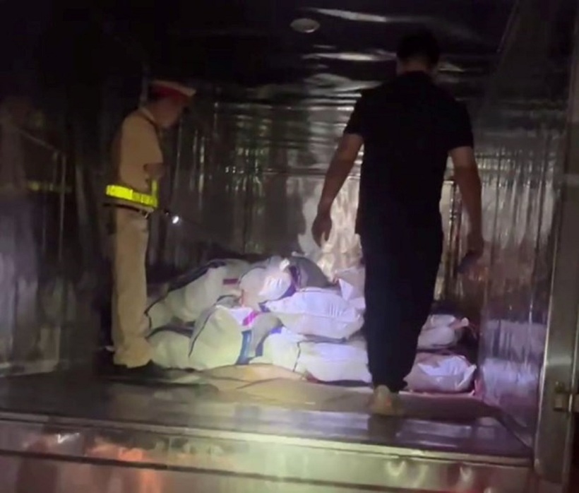 Lực lượng chức năng phát hiện, xử lý một xe tải vận chuyển hơn 1 tấn mỡ lợn không rõ nguồn gốc. Ảnh: Công an Hưng Yên