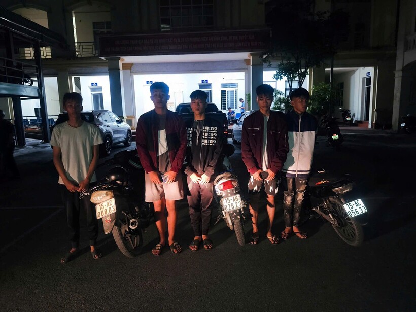 Nhóm thanh niên vi phạm TTATGT.