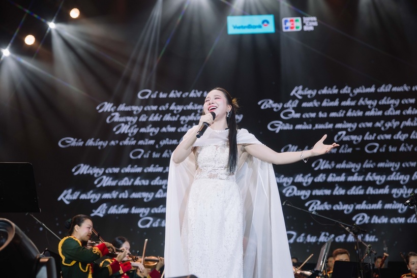 Phần trình diễn của Hồng Duyên với ca khúc Mẹ yêu con mang đến điểm lặng đầy cảm xúc.