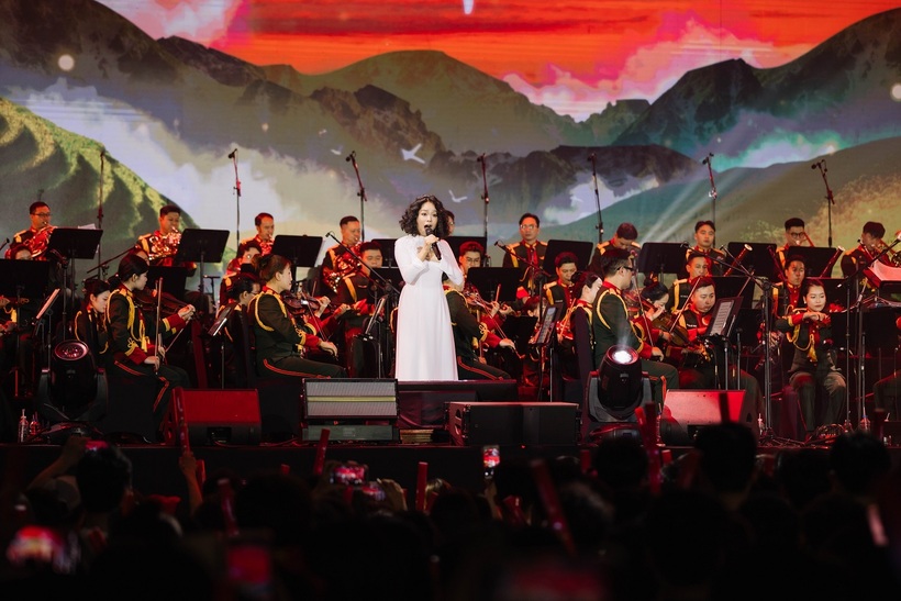 Hoàng Quyên mang đến một màn trình diễn đầy cảm xúc