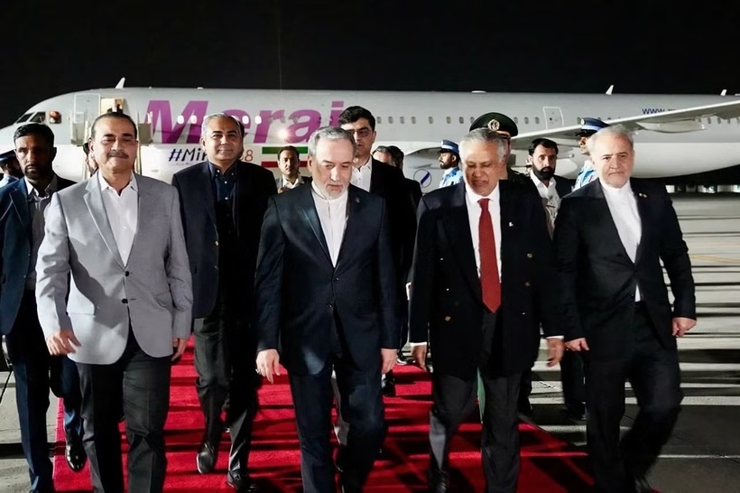 Ngoại trưởng Pakistan Ishaq Dar tiếp đón người đồng cấp Iran Abbas Araghchi khi ông đến Islamabad hôm 24/4. Ảnh: Tiền phong