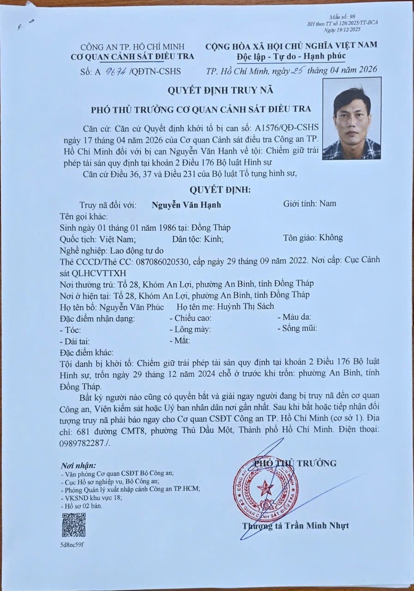 Quyết định truy nã của Công an TP.HCM đối với nghi phạm chiếm giữ gần 500 triệu đồng của người khác chuyển nhầm tiền trong tài khoản. Ảnh: Thanh niên