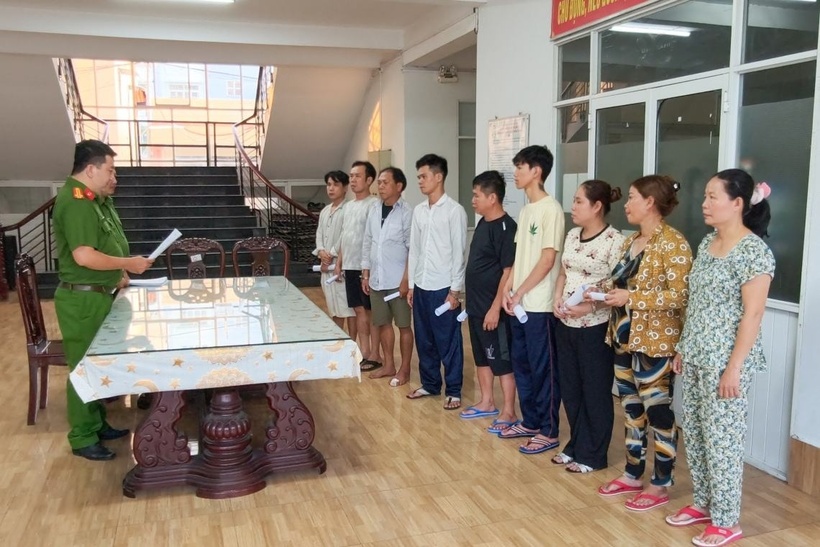 Cơ quan điều tra đọc lệnh bắt bị can để tạm giam. Ảnh: Lao động