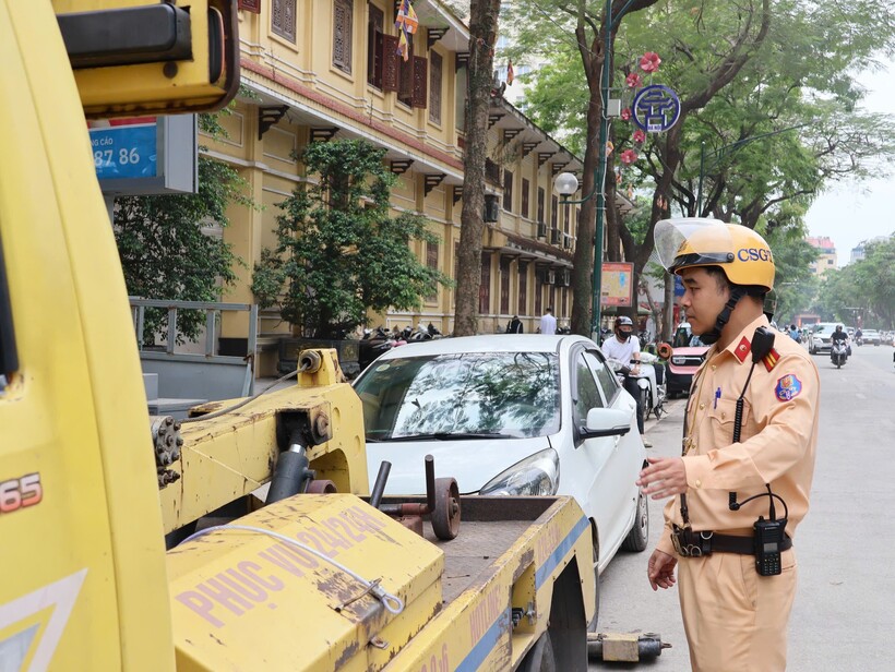 CSGT xử lý ô tô dừng đỗ sai quy định tại các tuyến phố trung tâm.