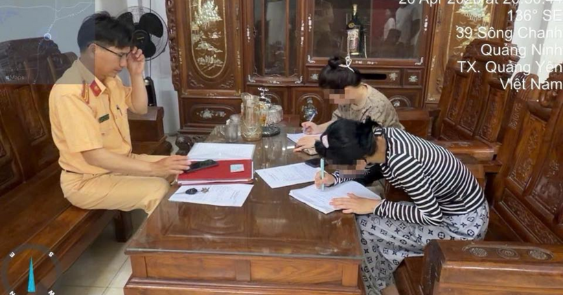 CSGT lập biên bản với P.T. và K.A. (Ảnh: Cục CSGT)