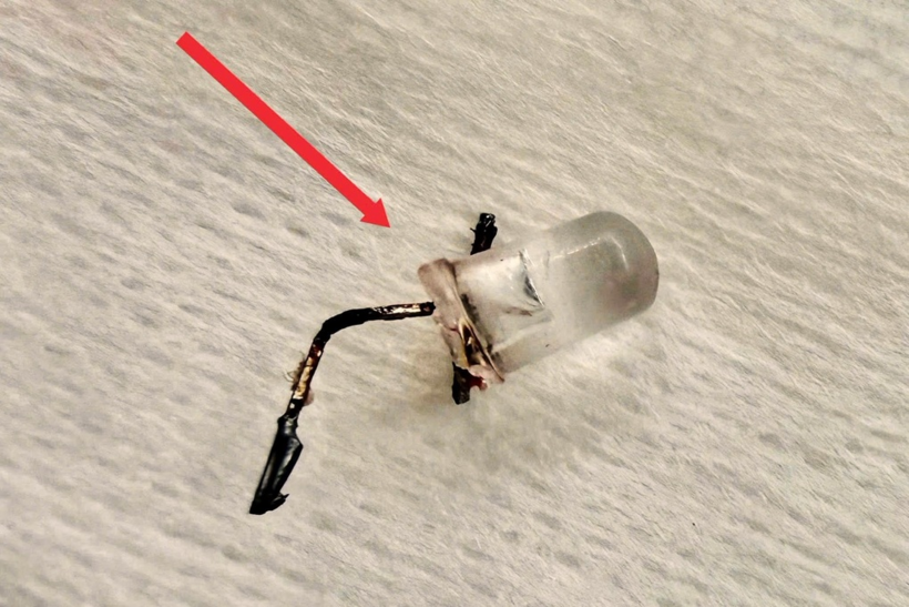 Bóng đèn LED được lấy ra khỏi cơ thể cháu bé sau khi can thiệp. Ảnh: Dân trí