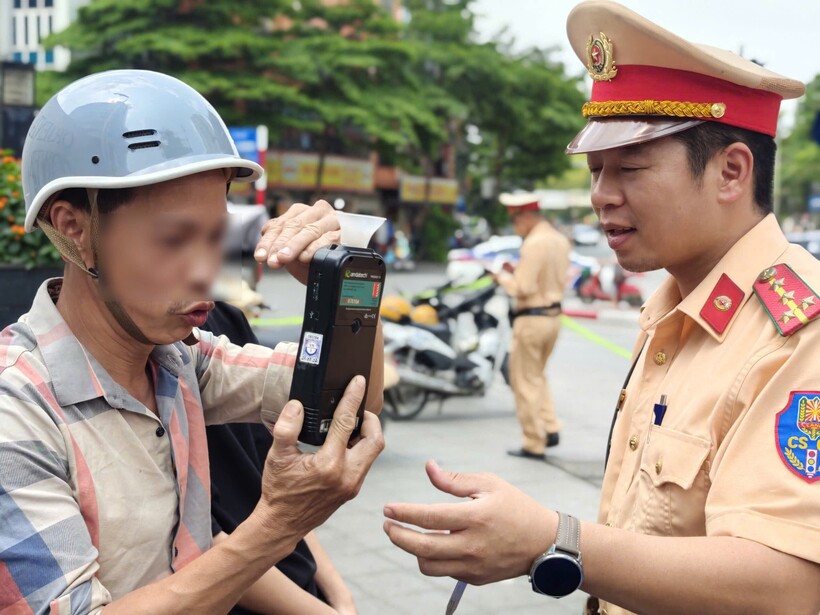 CSGT Hà Nội kiểm soát nồng độ cồn, trưa 27/4.