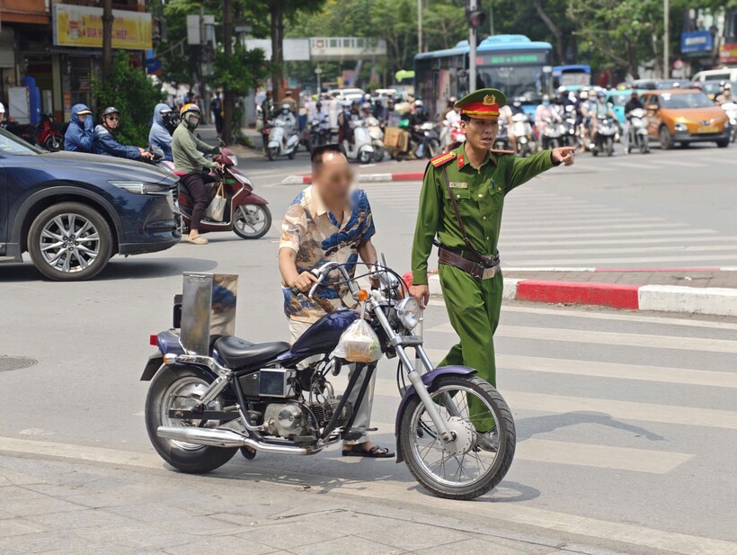 Lực lượng Công an cơ sở phối hợp bảo đảm TTATGT.